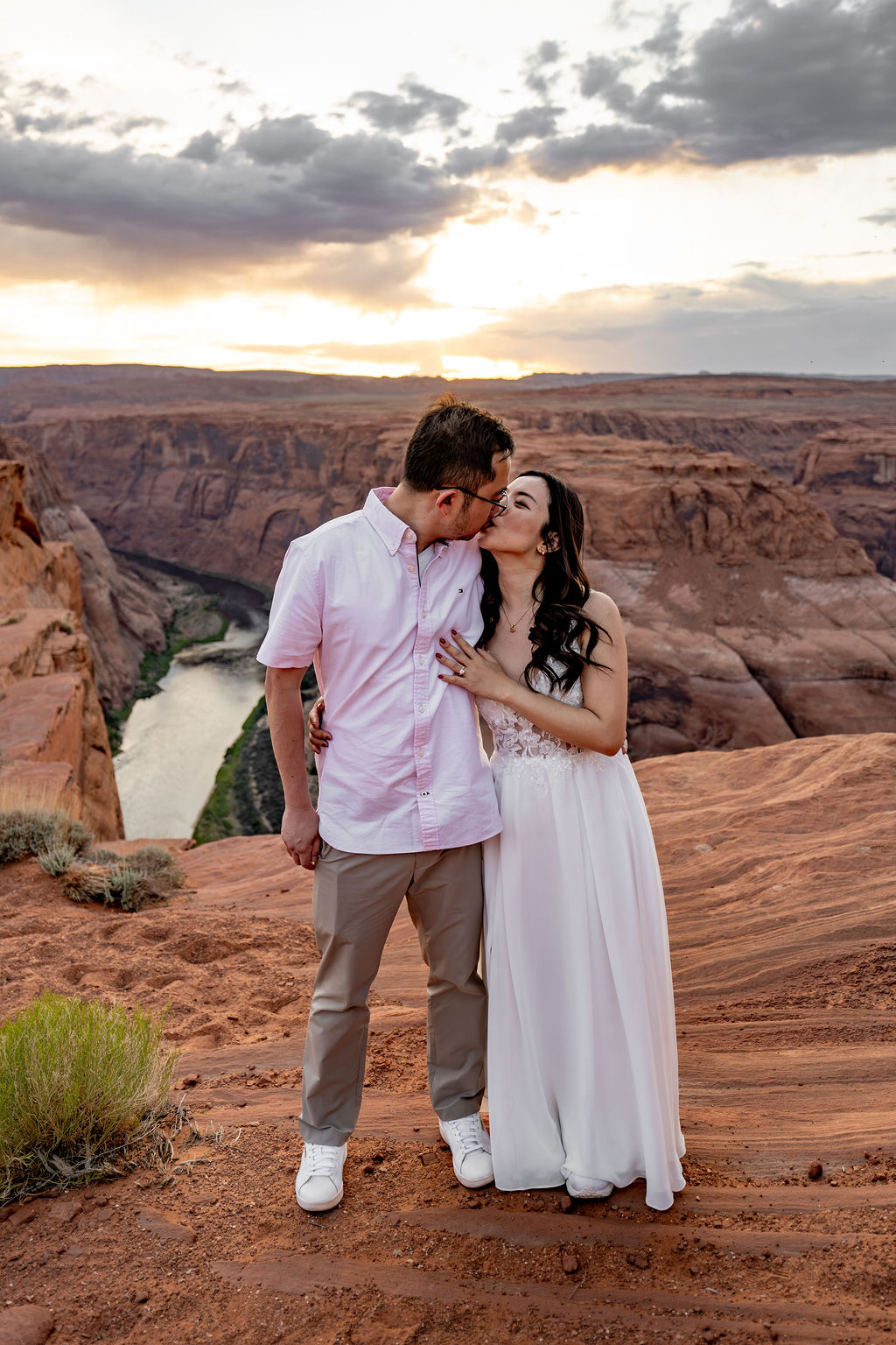 couple kiss at Horseshoe Bend during pre wedding photos