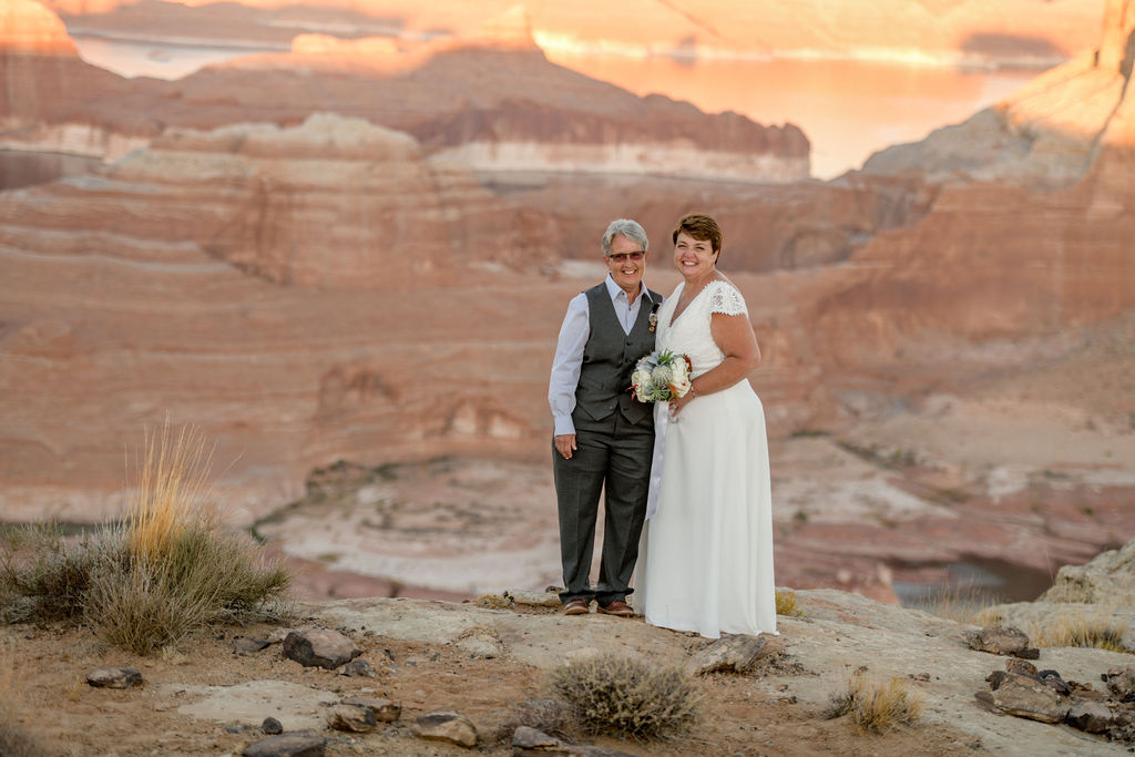 couple stands at Alstrom point in Glen Canyon