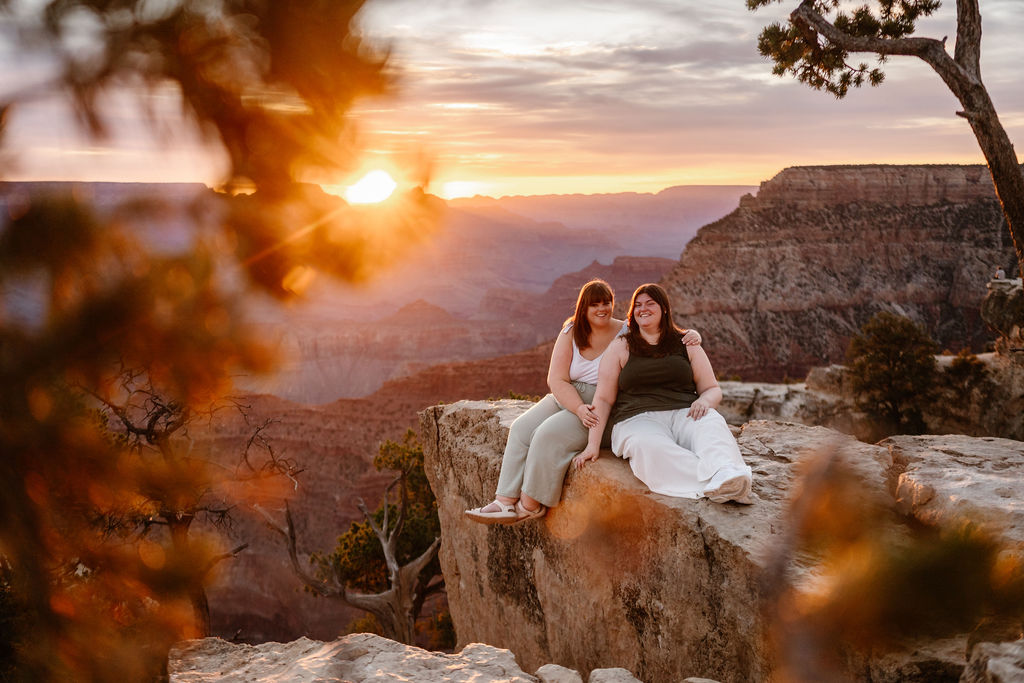 couple sits on Grand Canyon overlook